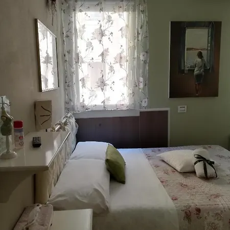 Piccola Camera Con Letto Matrimoniale E Bagno Privato * קיוג'ה