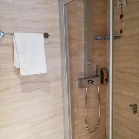 Piccola Camera Con Letto Matrimoniale E Bagno Privato * קיוג'ה