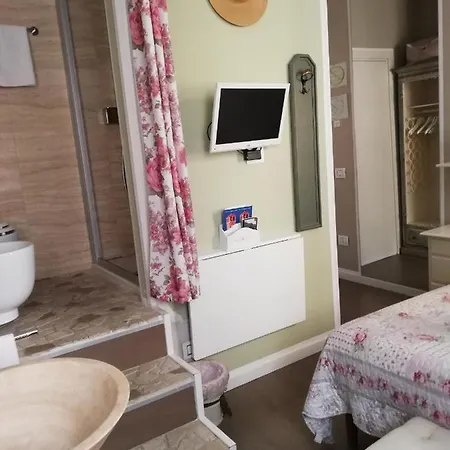 לינה וארוחת בוקר Piccola Camera Con Letto Matrimoniale E Bagno Privato *