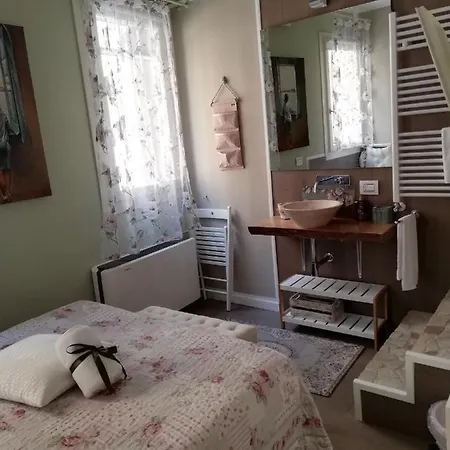Piccola Camera Con Letto Matrimoniale E Bagno Privato לינה וארוחת בוקר קיוג'ה