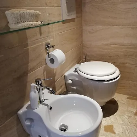 Piccola Camera Con Letto Matrimoniale E Bagno Privato *