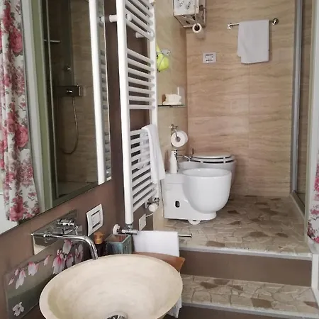 Piccola Camera Con Letto Matrimoniale E Bagno Privato לינה וארוחת בוקר קיוג'ה