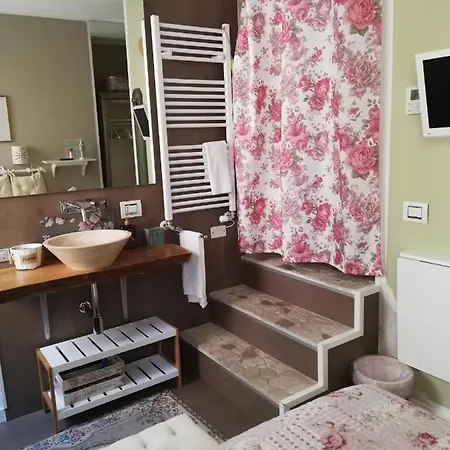 Piccola Camera Con Letto Matrimoniale E Bagno Privato לינה וארוחת בוקר קיוג'ה