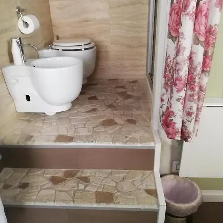 Piccola Camera Con Letto Matrimoniale E Bagno Privato