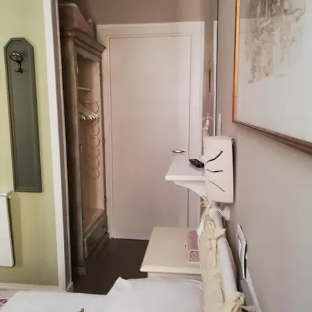 Piccola Camera Con Letto Matrimoniale E Bagno Privato לינה וארוחת בוקר *