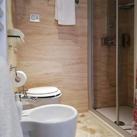 Piccola Camera Con Letto Matrimoniale E Bagno Privato קיוג'ה