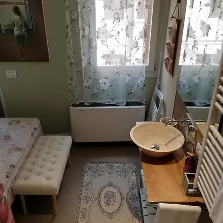 Piccola Camera Con Letto Matrimoniale E Bagno Privato לינה וארוחת בוקר *
