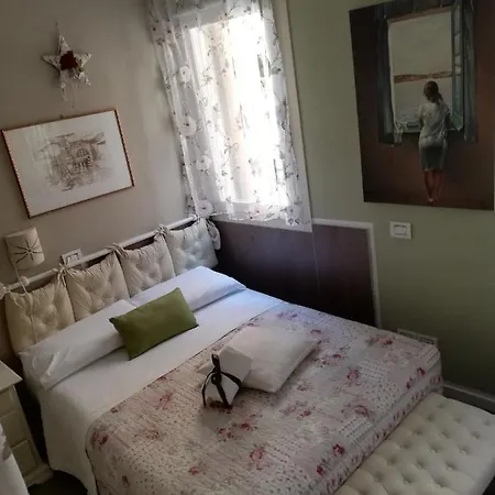 Piccola Camera Con Letto Matrimoniale E Bagno Privato * キオッジャ