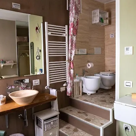 Piccola Camera Con Letto Matrimoniale E Bagno Privato キオッジャ